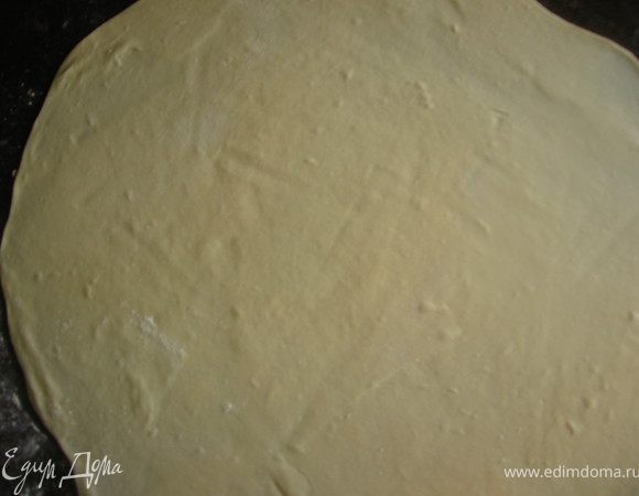 Но голодные глаза периодически подсматривают и ждут вкусноту... продолжаем: раскатываем наше тесто в очень тонкую лепешку, не забывая присыпать стол мукой. Диаметр примерно 40см