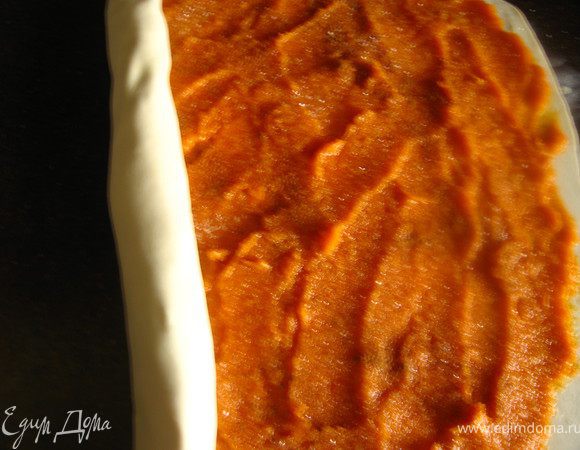 укладываем начинку 1: так же раскатываем тесто, выкладываем тыквенное пюре и аккуратно разравниваем. посыпаем сахаром и корицей. Раскладываем кусочки размягченного сливочного масла. Сворачиваем в рулет.