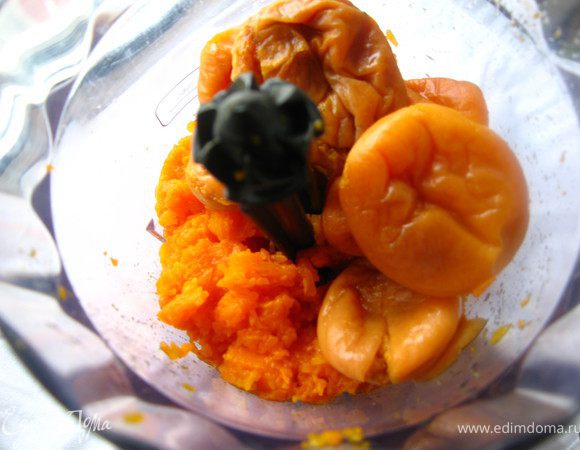 Готовим тыквенную начинку: остывшую тыкву и предварительно замоченную на несколько часов курагу,  укладываем в блендер и превращаем в пюре. 