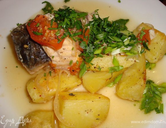 На гарнир модно подать жареный картофель, отварной рис. Я в этот раз отварила картофель до полуготовности в подсоленной воде, а затем допекла его в духовке, предварительно выложив на смазанный маслом противень и посыпав листиками тимьяна. Разложить рыбку с гарниром по тарелкам и присыпать зеленью (не путать с баксами!). К такой рыбке не забудьте подать белое вино.