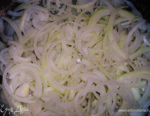 Лук нарезать полукольцами, масло растопить на сковороде с толстым дном. В кипящее масло положить лук и поджаривать до мягкости и нежного золотистого цвета.