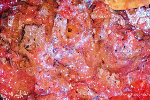 Мясо порезать на кубики примерно по 2 см. Добавить к луку, слегка обжарить. Добавить соль, паприку, тмин и измельченные в блендере томаты (предварительно очистить от кожуры). Залить горячим бульоном и оставить тушить на медленном огне.