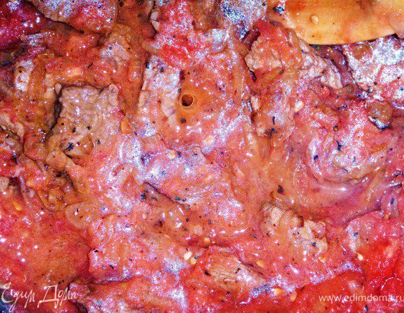 Мясо порезать на кубики примерно по 2 см. Добавить к луку, слегка обжарить. Добавить соль, паприку, тмин и измельченные в блендере томаты (предварительно очистить от кожуры).  Залить горячим бульоном и оставить тушить на медленном огне. 