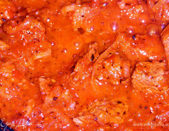 Тушить 2 часа. Когда мясо дойдет до готовности закинуть острый перец (я не добавляла, добавила смесь перцев, немного). 