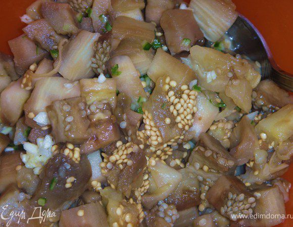 Снять с баклажанов кожицу и нарезать кубиками. Нарезать мелко зелень, у меня кинза. Измельчить чеснок. Соединить и перемешать все вместе. Посолить. Заправить оливковым маслом и лимонным соком.