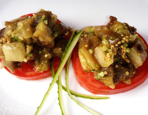 Перед подачей выложить баклажаны на помидоры нарезанные кружочками.  Подавать с гуляшем.