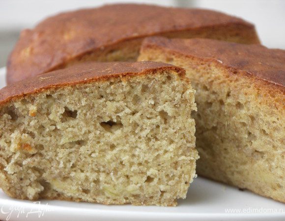 А это другой раз пекла. Всё также в рецептуре, единственное бананы были не перезрелые-душистые, а зеленоватые слегка (я вообще такие больше люблю). Пирог получился более пушистый, но не такой ароматный. В целом очень вкусно:))<br />
П.С. пекла в порционных формах и испеклись за 35 мин. при 180С.