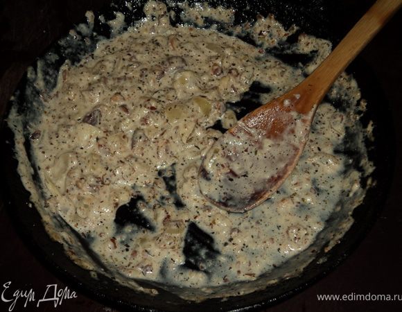 Добавьте молотый миндаль,имбирь, влейте бульон и доведите массу до кипения. Накройте сковороду крышкой и варите все в течение 5 мин на маленьком огне. Добавьте сливки, зелень, лимонный сок. Все посолить, поперчить. 