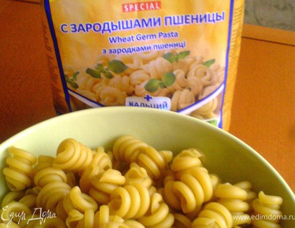 Макароны отварим в подсоленной воде 5 минут (2 минуты не довариваем), воду сольём.