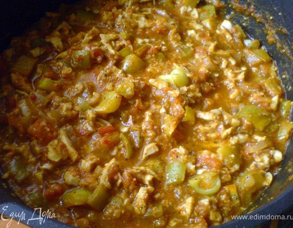 В это же время готовим соус для пасты.
На раскалённом масле (2 ст.л.) быстро обжарим  сладкий перец и лук, чтобы слегка зарумянились, добавим помидоры и раздавленные ребром ножа зубчики чеснока. Тушим на среднем огне 5 мин, добавляем приправу Песто с томатами и базиликом, томатный и мясной соус. Продолжаем тушить ещё 15 мин. Если нужно, то добавляем соль  в конце тушения. Мне не понадобилось, так как и мясной, и томатный соусы солёные.
В самом конце тушения добавляем  куриное мясо и прогреваем пару минут.