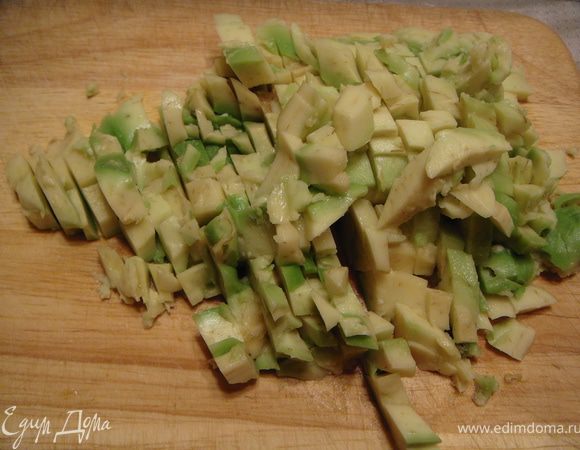 Авокадо разрезать на две половинки, вынуть косточку, с помощью столовой ложки аккуратно, чтобы не повредить кожицу, извлечь мякоть. Мякоть нарезать на мелкие кусочки.