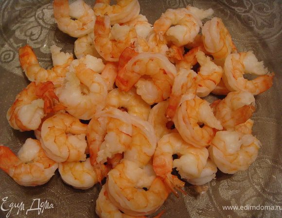 Замороженные креветки отварить, охладить и очистить.