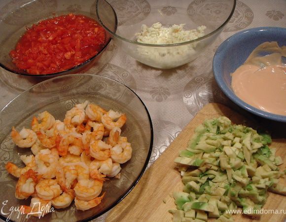 Смешать помидоры, мелко нарубленный зубчик чеснока, креветки, мясо криля и авокадо.