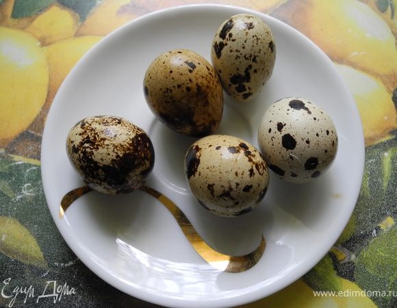 Сначала приготовить начинку. Желтки отделить от белков. У меня были перепелиные.