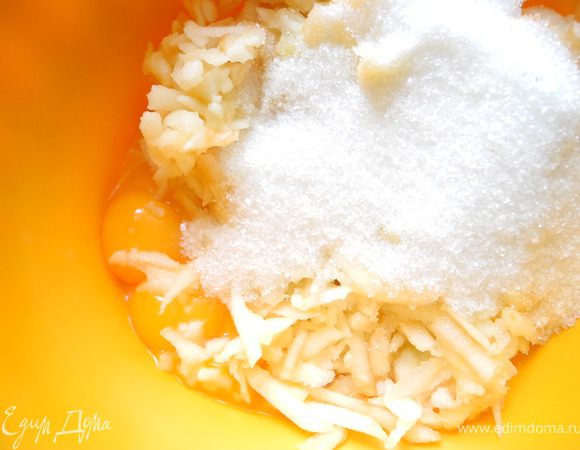 Затем натереть очищенные яблоки на крупной терке, добавить сахар, лимонный сок, кардамон, тимьян и сливки, смешать с желтками. У Белоники кардамона и тимьяна не было, вместо них была лимонная цедра. Но мне очень с ними понравилось!