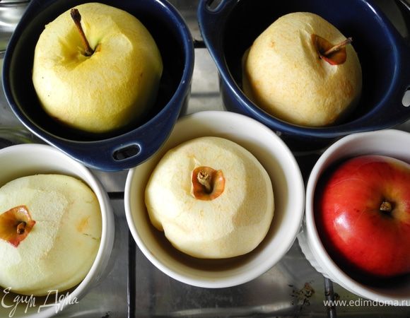 Положить яблоки на противень и запечь в течение 10 мин при температуре 180 градусов. Если яблоки не очень плотные можно эту стадию пропустить (Белоника рекомендовала запекать в течение 30 мин, но мои яблоки после этого рассыпались бы). И еще: я сразу поставила яблоки в формочки. 