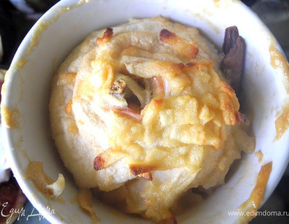 Затем вынуть из духовки и заполнить начинкой, начинку не жалеть. Один нюанс. Белоника использовала для этой цели кондитерские кольца, но у меня колец нет и я использовала формочки для пудинга, тоже очень удобно.
Сверху можно помазать яблоки медом или остатками начинки, будут красивее. Поломать палочку корицы и добавить к яблокам.
Выпекать в духовке 40 мин при температуре 180 градусов. Вот такая красота получается!