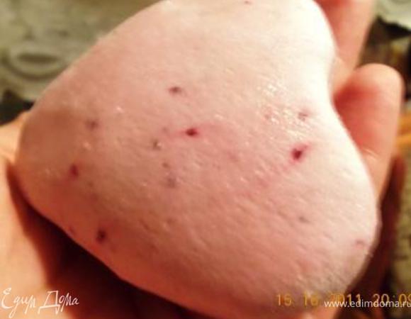 Раскатываем мастику и заворачиваем в неё сердечки