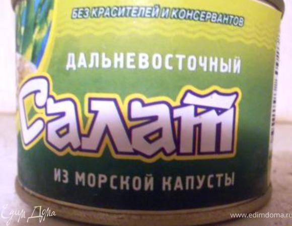 морскую капусту (без жидкости) выложить в салатник, добавить сваренные в крутую яйца, мне резать было лень и я натёрла их на крупной тёрке, и добавить остывшую поджарку