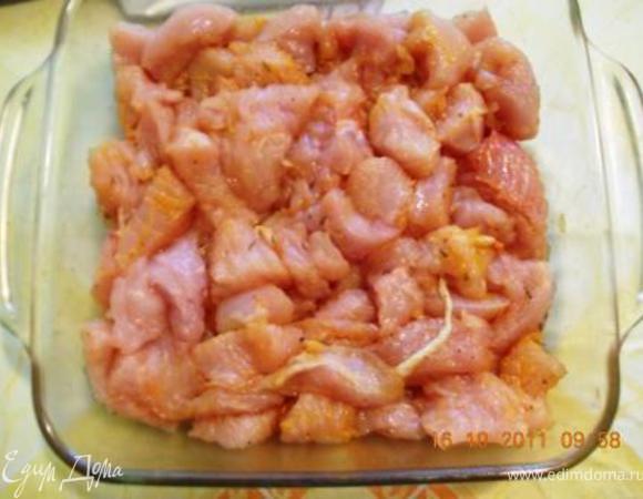 режем мясо небольшими кусочками, солим, перчим, я ещё добавила по немногу, на кончике ножа паприку, кркуму,тмин  