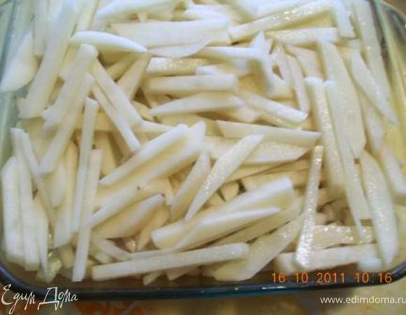картошку режем соломкой и выкладываем сверху