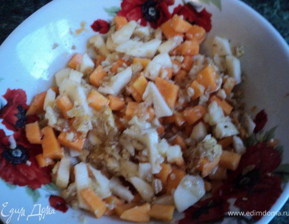 Приготовить начинку: ломтик тыквы и яблоко очистить от кожицы и семян, порезать мелким кубиком, добавить измельченные орехи, цедру лимона и мед, перемешать.