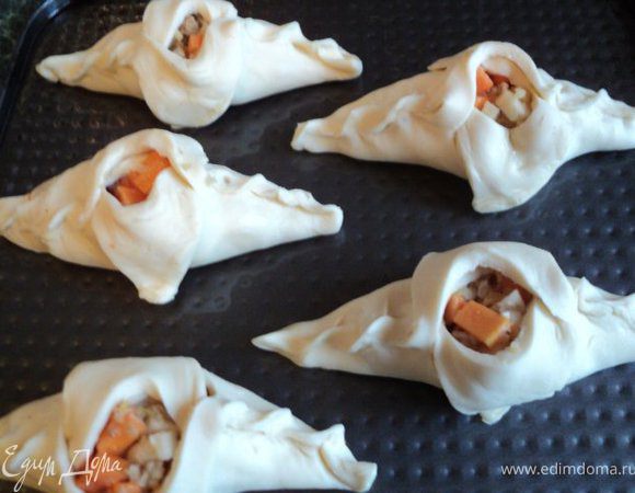 Пирожки выложить на противень, смазать взбитым яйцом, выпекать в духовке при температуре 200градусов 20-25мин. При подаче пирожки присыпать сахарной пудрой.