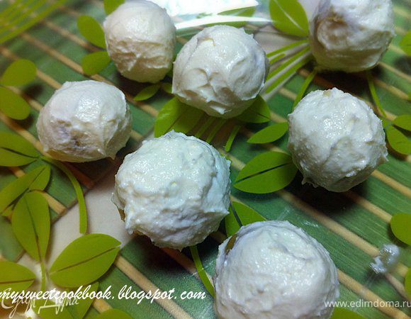 Оливки обвалять в сыре