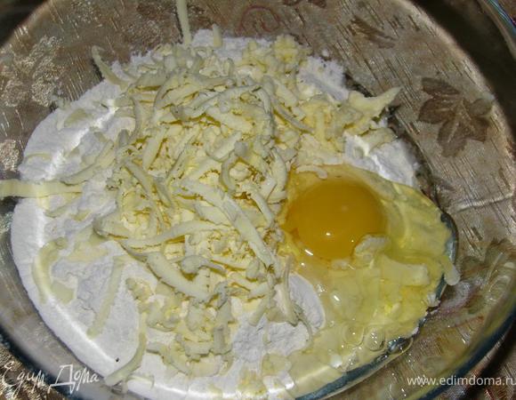 Натереть сливочное масло на терку, смешать с мукой, добавить 1 яйцо, щепотку соли и 1 ст. л. сахара, получившееся тесто завернуть в пищевую пленку, отправить на 30 минут в холодильник.