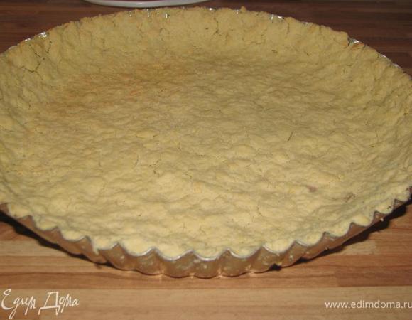 Тем временем порезать сливы на половинки, присыпать их корицей. Взбить 2 яйца с 2-мя ст. л. сахара, постепенно влить сливки, еще раз взбить. На смазанную маслом форму для выпекания выложить тесто, распределить его по форме. Выпекать 10 минут при 190.