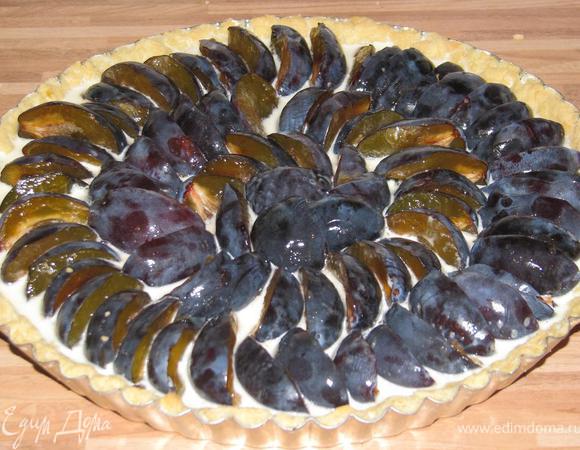 Вылить на форму сливочно-яичный крем, выложить сливы. Выпекать 30 минут при 180.