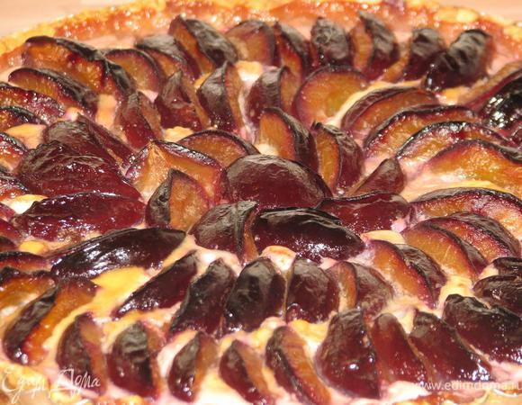 Сладкие сливы пустят сок и во время запекания он превратиться в карамель, покрывая весь пирог. Приятного чаепития.