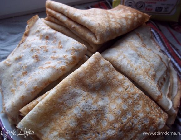 Готовим тесто: Яйца взбить с мукой до однородного состояния, чтобы небыло комков. Добавить  молоко, и все хорошо размешать, добавить сахар, масло. Все, тесто готово. Выпекать на расскаленной сковороде, чуть-чуть смазанной подсолнечным маслом. Получается где-то около 20 блинов. 
Для начинки перемешать варенье и орехи. Готовую начинку выложит на блины, размазать о поверхности и сложить конвертиком, или треугольником, или трубочкой. В моем случае - треугольники. Готовые блины присыпать слегка сахарной пудрой.