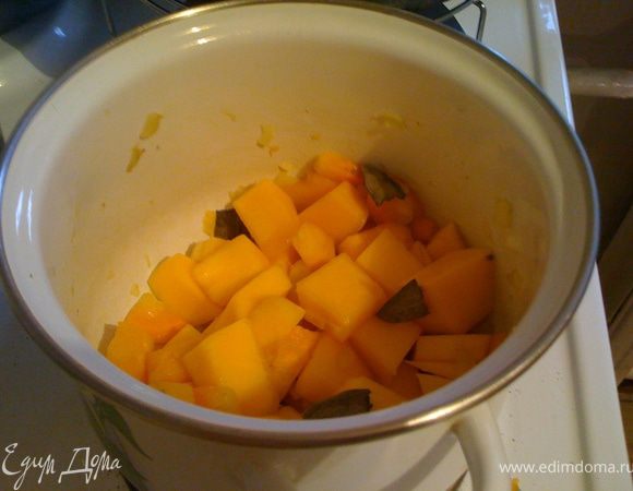 Крупно нарезать лук,морковь. Припустить на оливковом масле в сотейнике. Добавить шалфей. Загрузить тыкву, очищенную, нарезанную кубиками. Обжарить.
