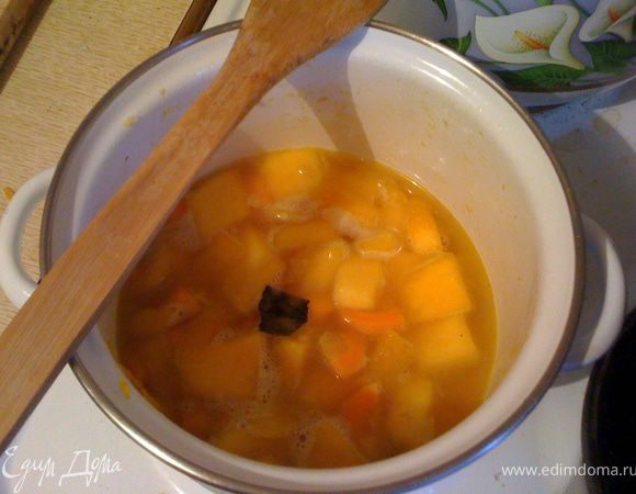 Залить овощи водой (или любым бульоном) так, чтобы тыква скрылась. Тушить до готовности.