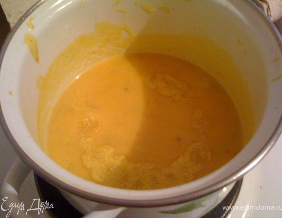 Поместить тушеные овощи в блендер. Хорошо взбить. (либо погружным блендером либо в стационарном), посолить, поперчить.
Добавить сливки, поставить на медленный огонь, довести до кипения, снять с огня.