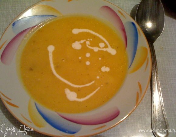 Подавать суп украшенный сливками и зеленью по вкусу.