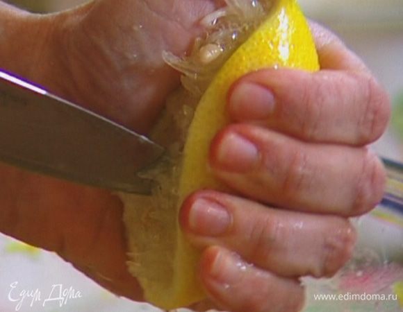 На мелкой терке натереть цедру двух лимонов, из целого лимона и половинки отжать сок.