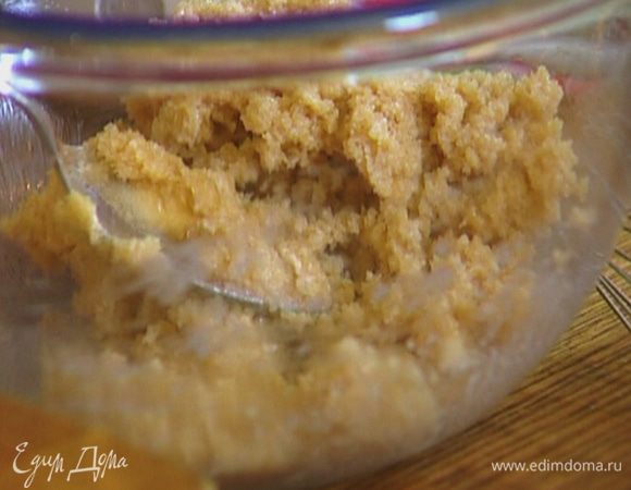 Растереть 60 г предварительно размягченного сливочного масла с сахаром.