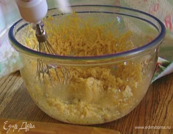 Добавить лимонную цедру и сок к маслу с сахаром, перемешать, затем взбить миксером. 