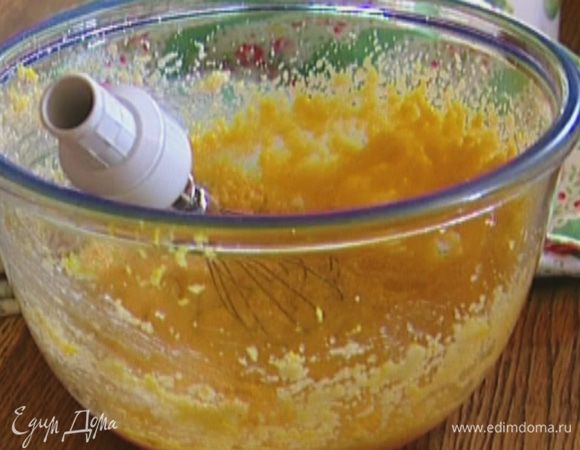 Ввести в массу желтки и еще немного взбить.