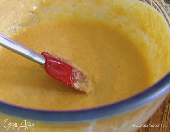 В яично-масляную смесь всыпать муку, разрыхлитель, влить ванильный экстракт и молоко и все вымешать.