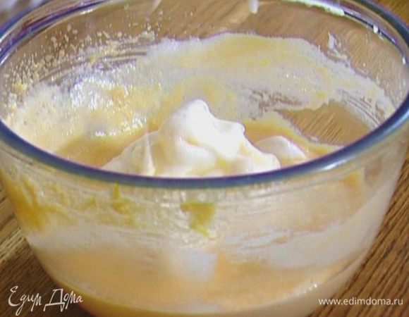 Белки посолить, взбить в крепкую пену и вмешать в тесто.