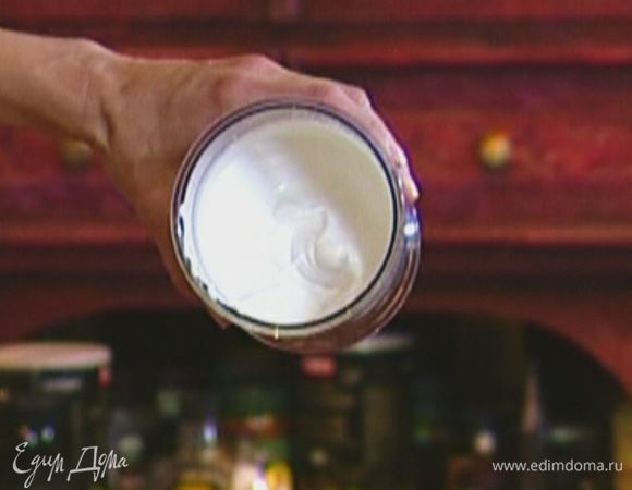 Сливки взбить в воздушную массу.