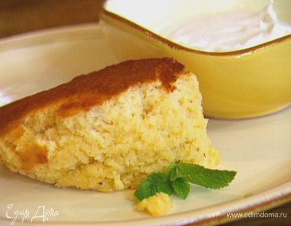 Украсить готовый пирог листьями мяты, подавать со взбитыми сливками.