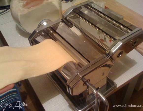 Итак, делаем макароны. Горкой высыпаем муку, в центр выбиваем яйца, щепотку соли, масло. Всё смешиваем, замешиваем эластичное тесто. Режем макароны.