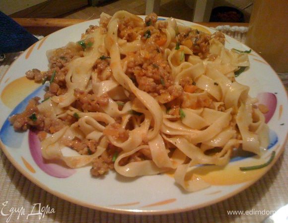 Болоньезе. На оливковом масле обжариваем раздавленный чеснок. Затем вытаскиваем его. В этом же масле обжариваем мелко нарезанные лук и морковь. Кладем к ним фарш, солим, перчим, жарим. Добавляем специи (траву), томатную пасту, разбавляем водичкой, тушим. Пармезан мелко натираем.
Отвариваем свежее приготовленную пасту (3 минуты), перекладываем в фарш. Украшаем зеленью.
