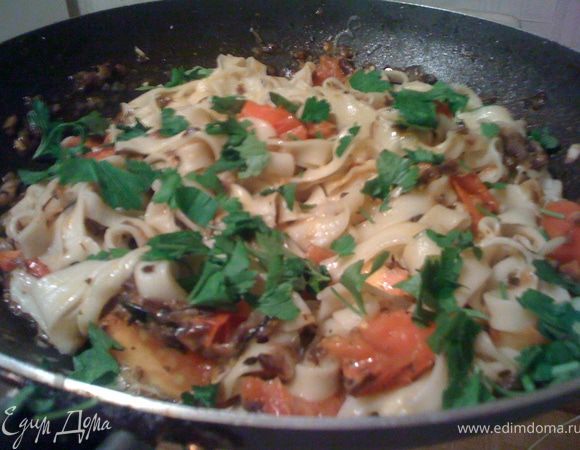 Вегетарианская паста. На оливковом масле обжариваем раздавленный чеснок. Затем вытаскиваем его. В этом же масле обжариваем грибную икру, томаты, специи. Отвариваем свежее приготовленную пасту (3 минуты), перекладываем в фарш. Украшаем зеленью.