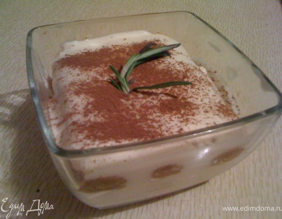 Тирамису. Кофе смешиваем с коньяком. Печенье савоярди пропитываем в этой смеси. 
Творожный сыр смешиваем с сахарной пудрой. Белки взбиваем с сахаром до плотной пены. Затем пену вмешиваем в сыр. В стеклянную или керамическую посуду выкладываем слой печенья (пропитанного), покрываем смесью сыра и белков, затем снова слой печенья. Последний слой должен быть сыр. Ставим в холодильник на несколько часов, лучше на всю ночь. Перед подачей украшаем какао.
