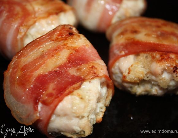 Срезать филе с куриной грудки и порезать как можно мельче. Хлеб порезать кубиками. Чеснок измельчить. Листочки тимьяна отделить от стебельков (они нам не понадобяться). Все смешать, посолить, поперчить. Сформировать котлетки и каждую обернуть беконом. Готовить в духовке при температуре 180 градусов минут 25-30. Приятного аппетита!!! 